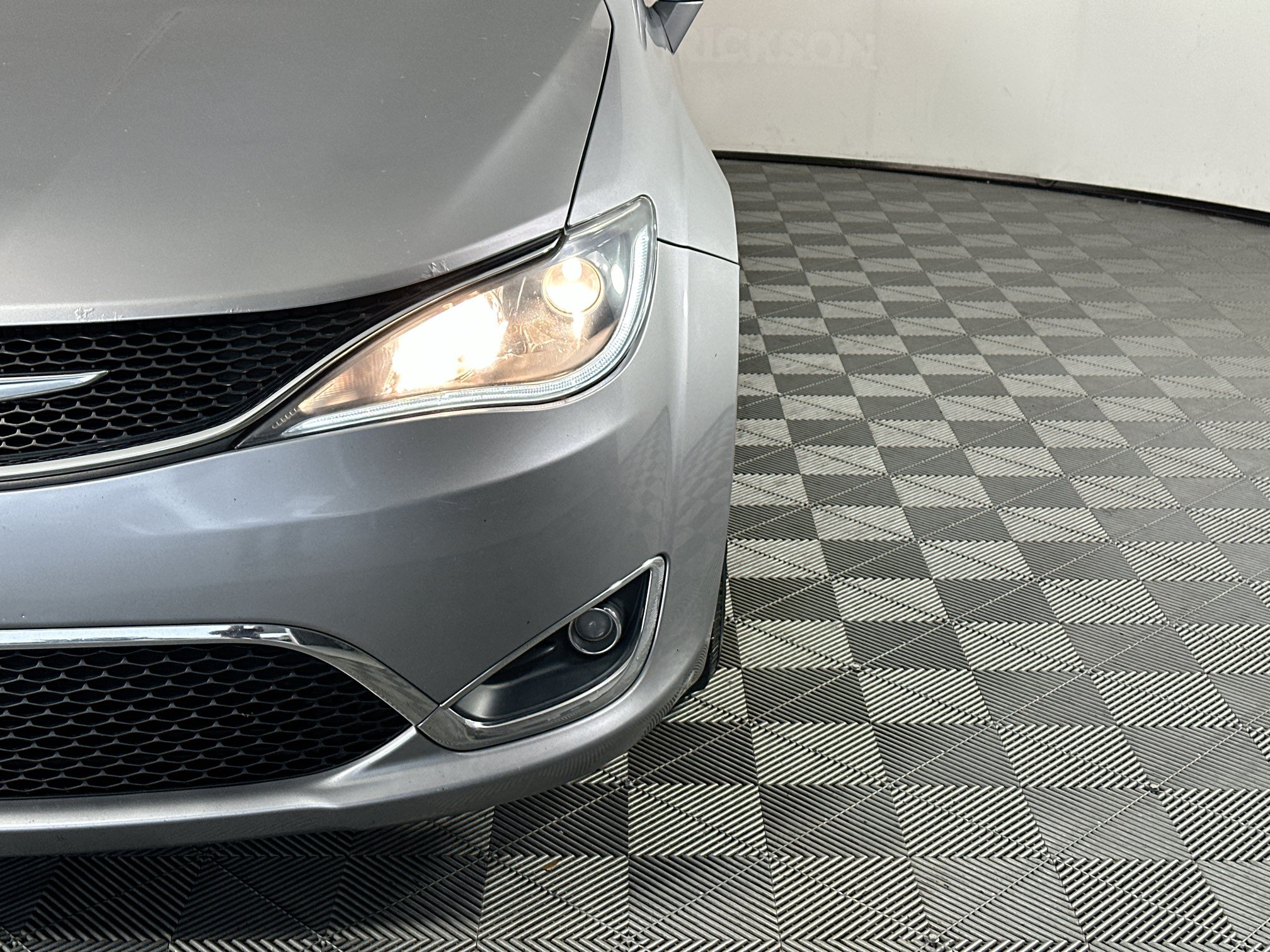 Used 2019 Chrysler Pacifica Touring-L FWD image 9