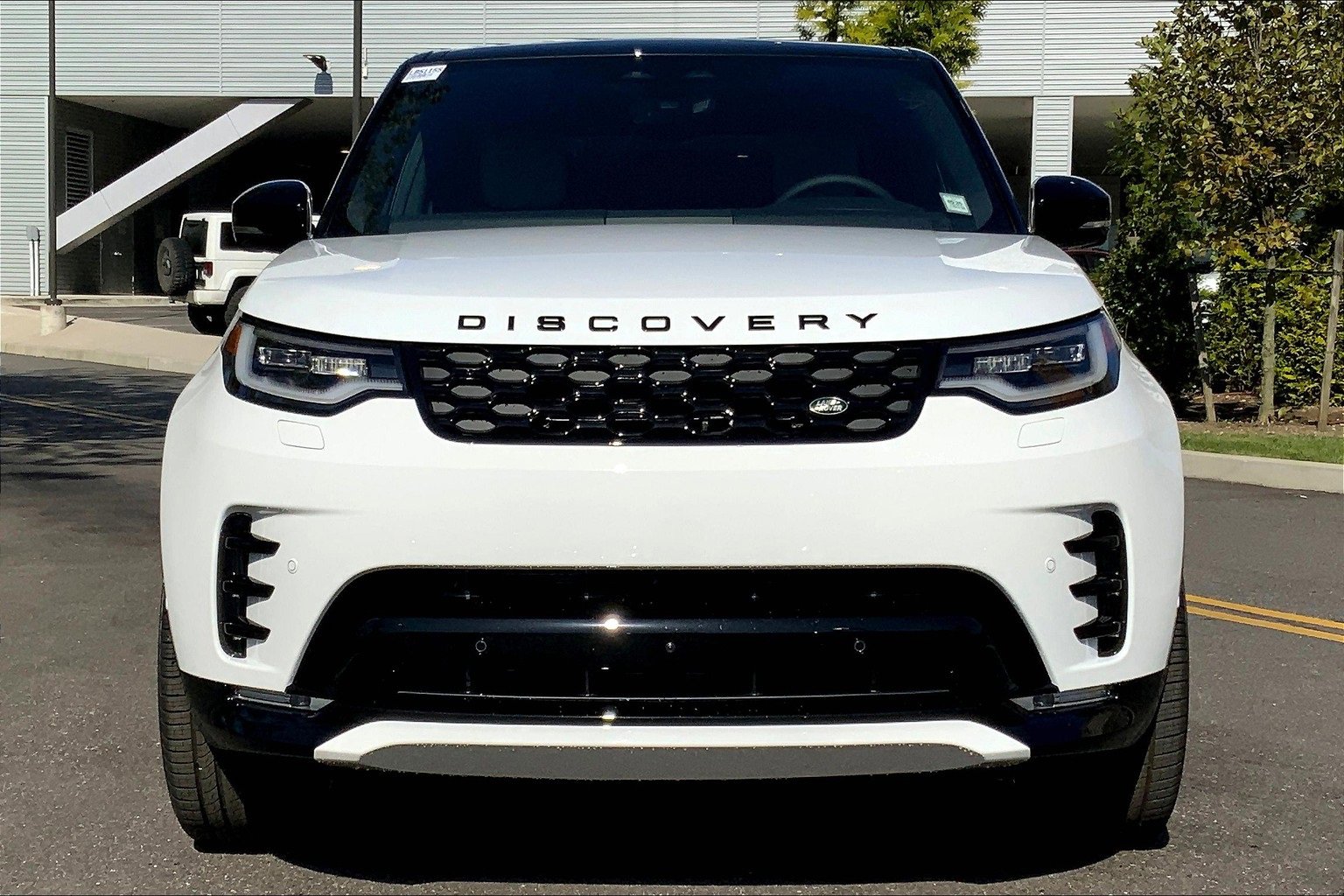 New 2025 Land Rover Discovery Dynamic SE image 3