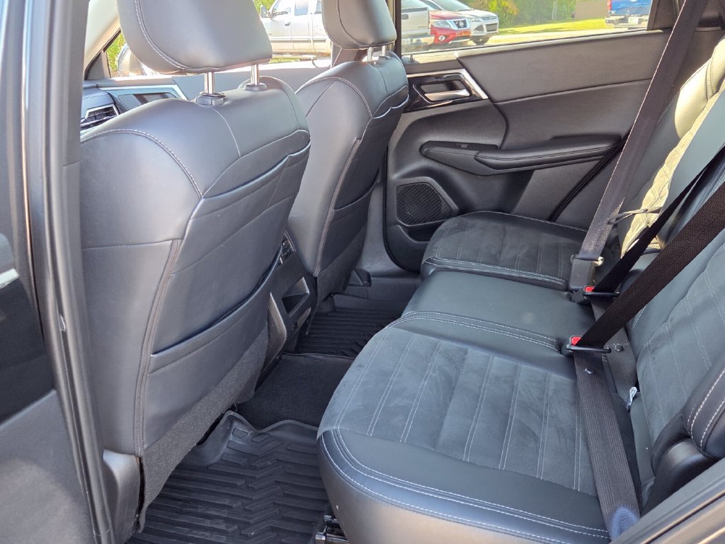 Used 2024 Mitsubishi Outlander AWD image 6