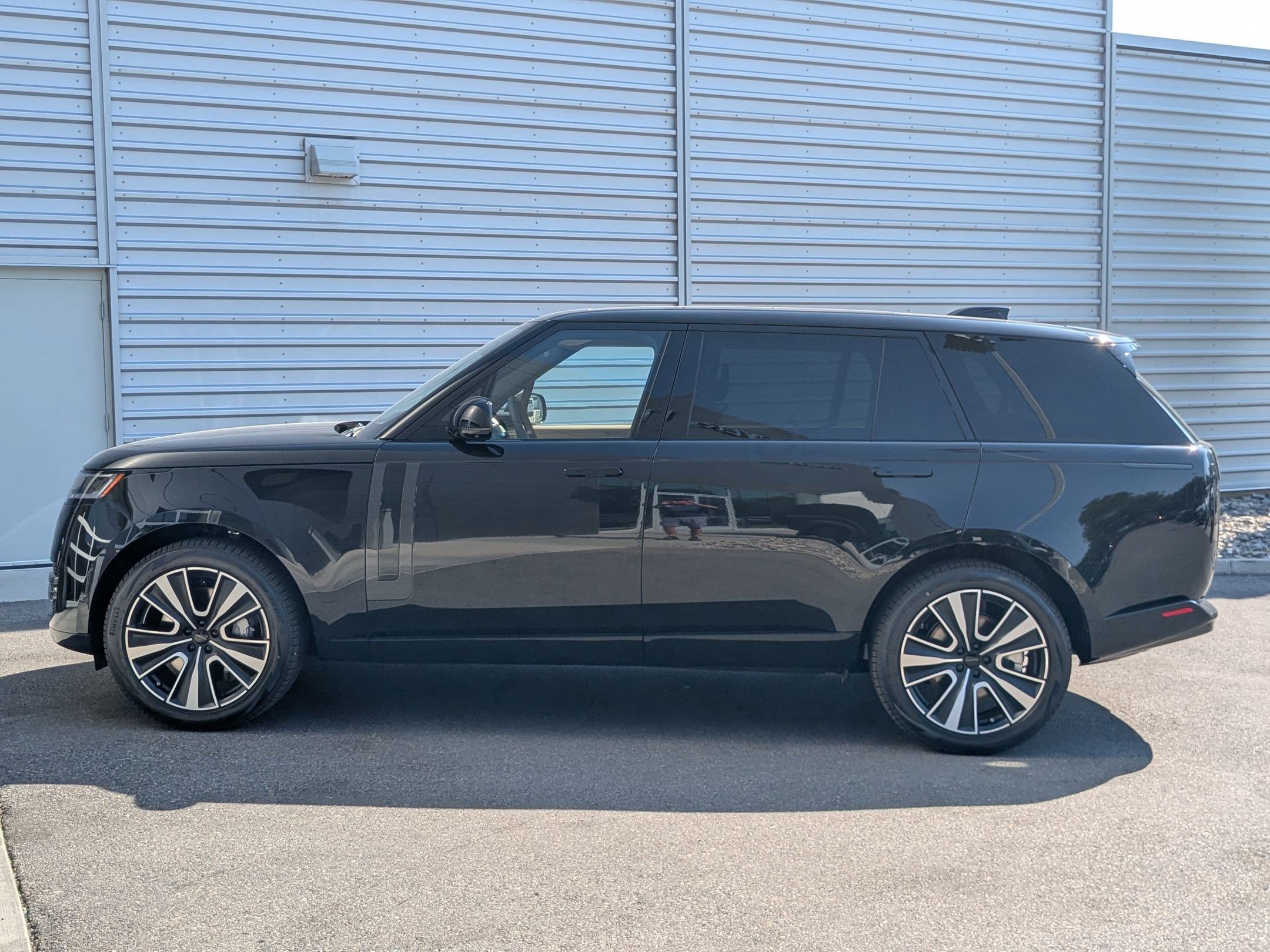 New 2026 Land Rover Range Rover Long Wheelbase SE AWD/4WD image 8