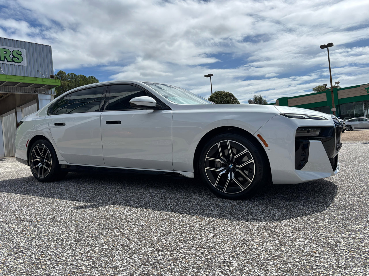 Used 2023 BMW 740i image 9