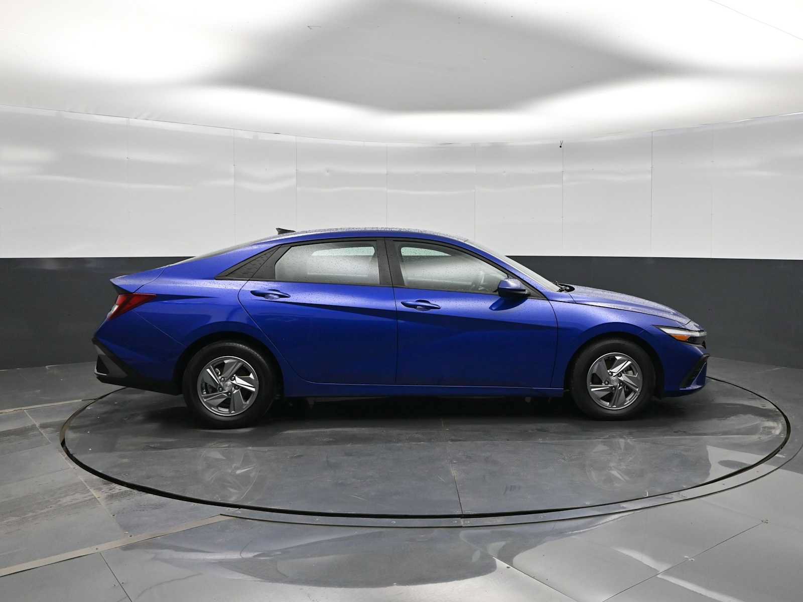 Used 2024 Hyundai Elantra SE FWD image 9