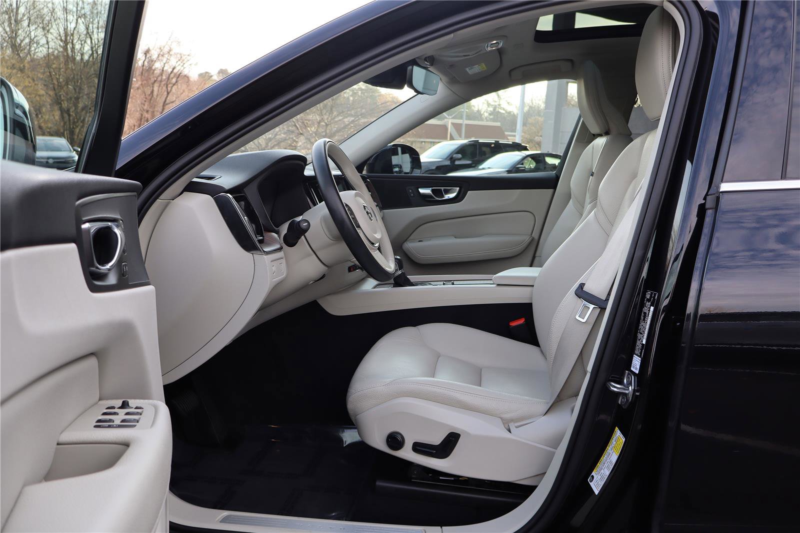 Used 2021 Volvo XC60 T5 Momentum w/ Premium Package image 14