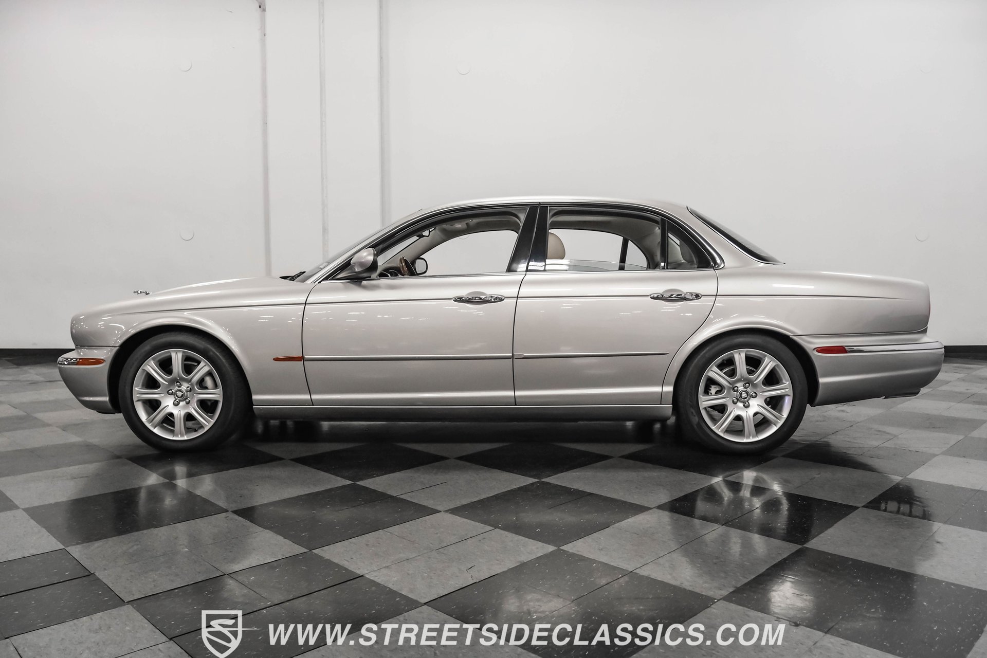 Used 2004 Jaguar XJ8 image 2
