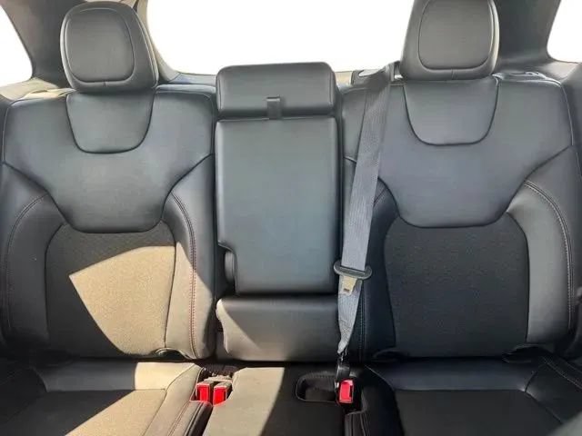 Used 2022 Jeep Cherokee Trailhawk w/ Comfort/Convenience Group AWD/4WD image 18