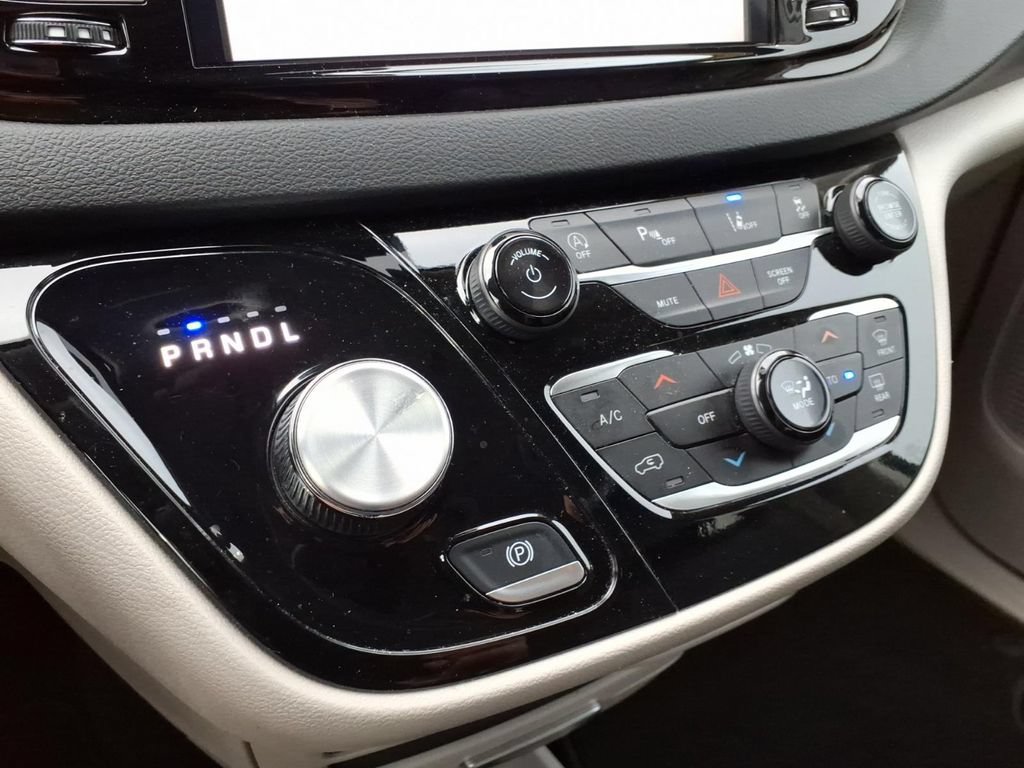 Used 2024 Chrysler Pacifica Touring-L FWD image 17