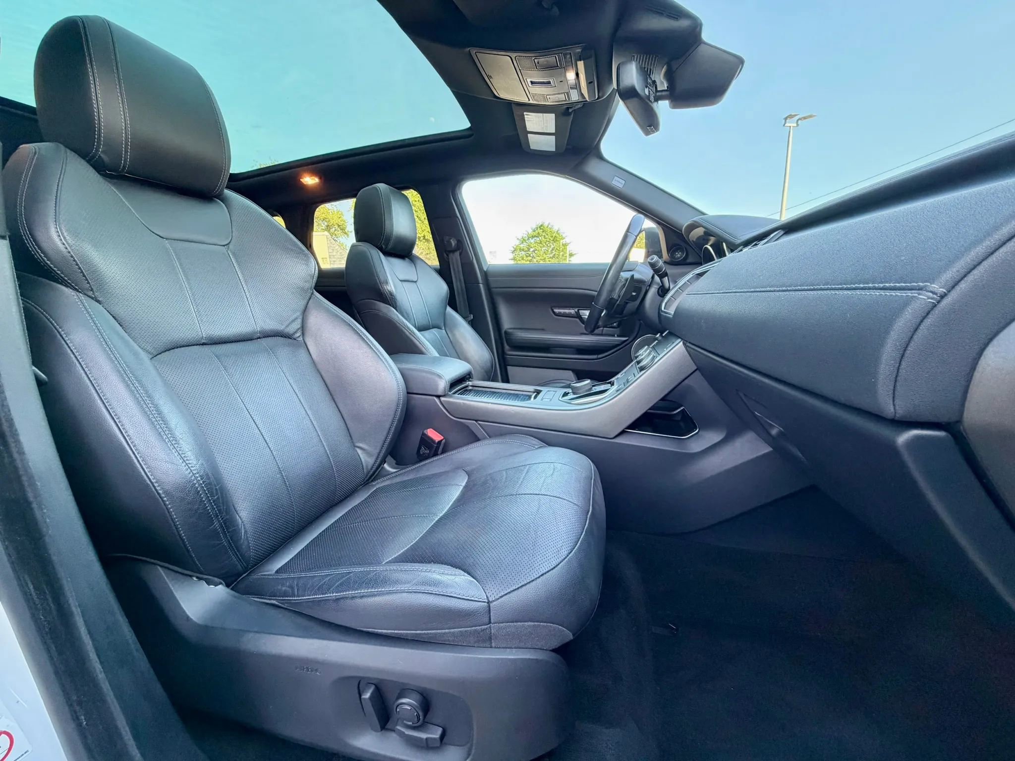 Used 2018 Land Rover Range Rover Evoque SE Premium AWD/4WD image 17