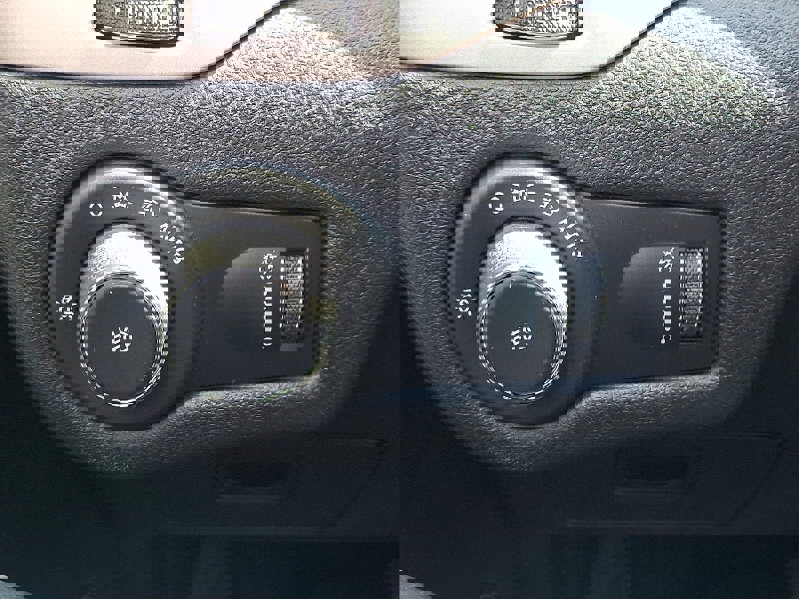 Used 2018 Jeep Cherokee Latitude w/ Cold Weather Group image 22