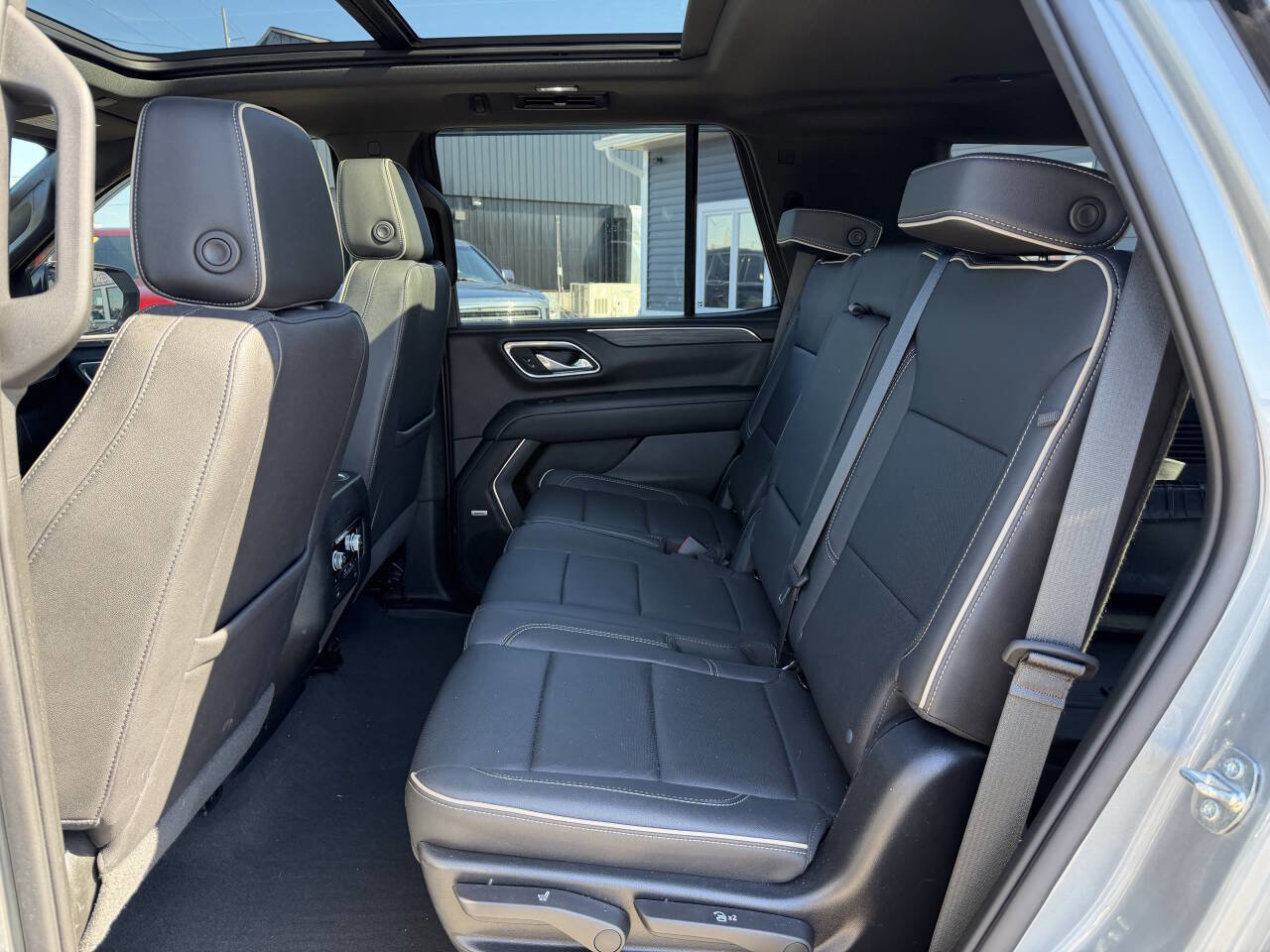 Used 2023 GMC Yukon SLT w/ SLT Luxury Package image 32