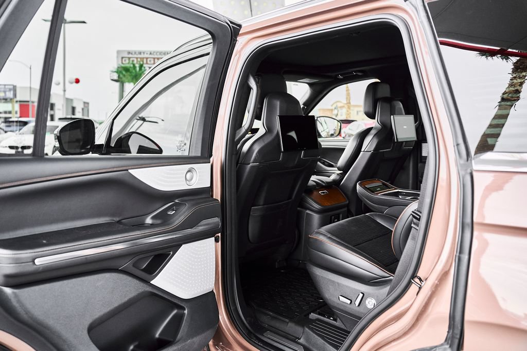 Used 2025 Lincoln Navigator Black Label AWD/4WD image 10