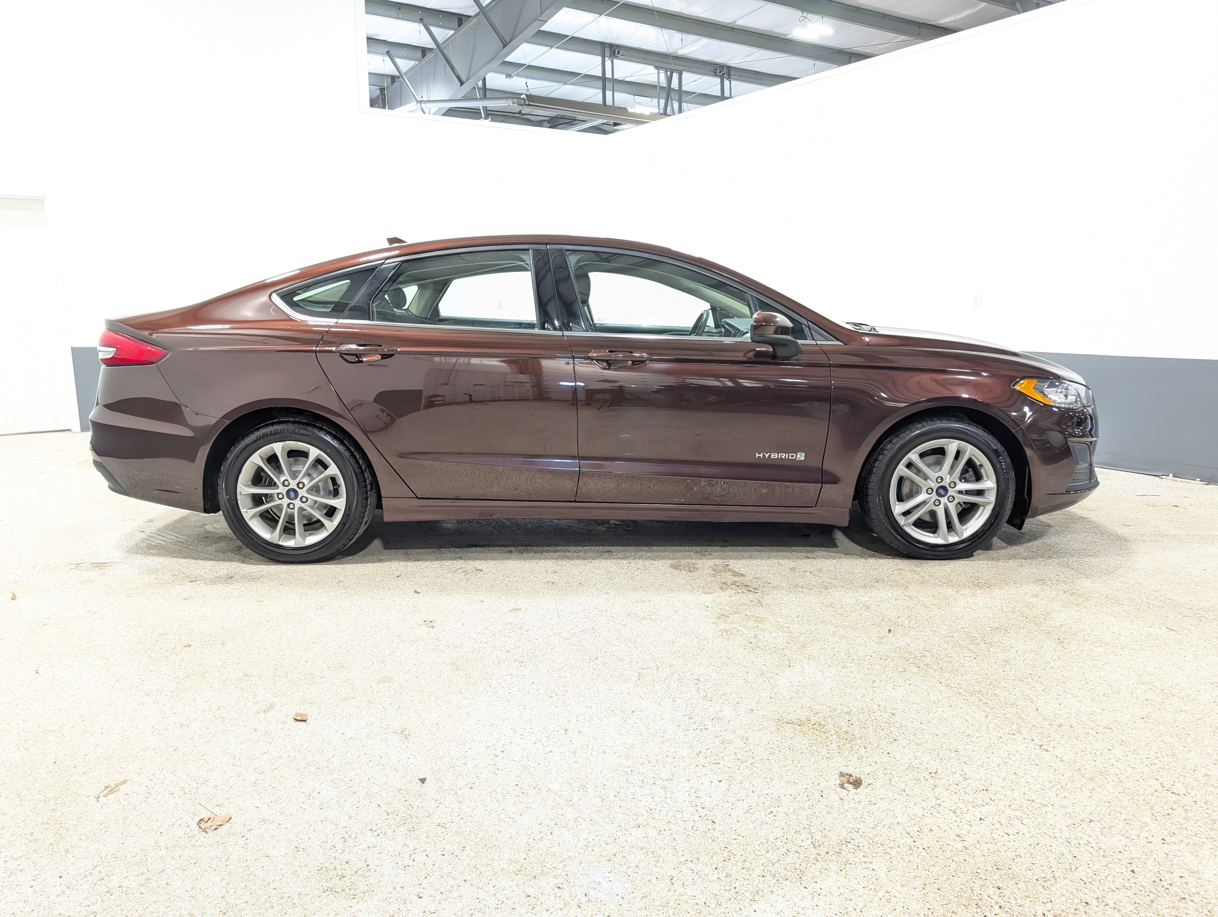 Used 2019 Ford Fusion SE image 2