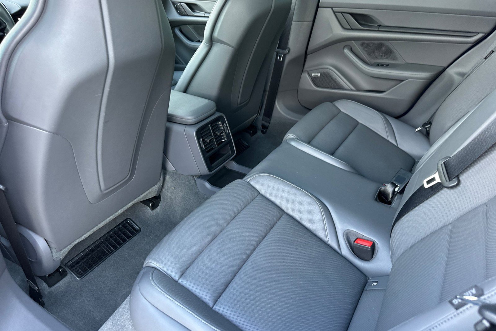 Used 2022 Porsche Taycan image 13