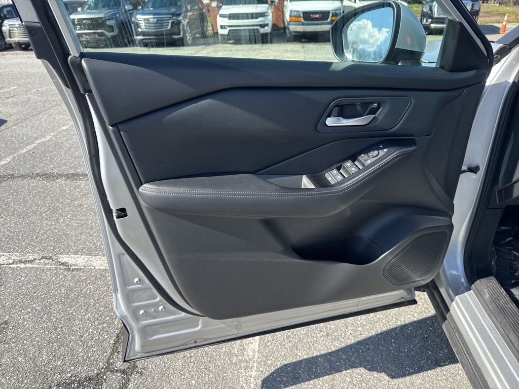 Used 2025 Nissan Rogue SV image 23