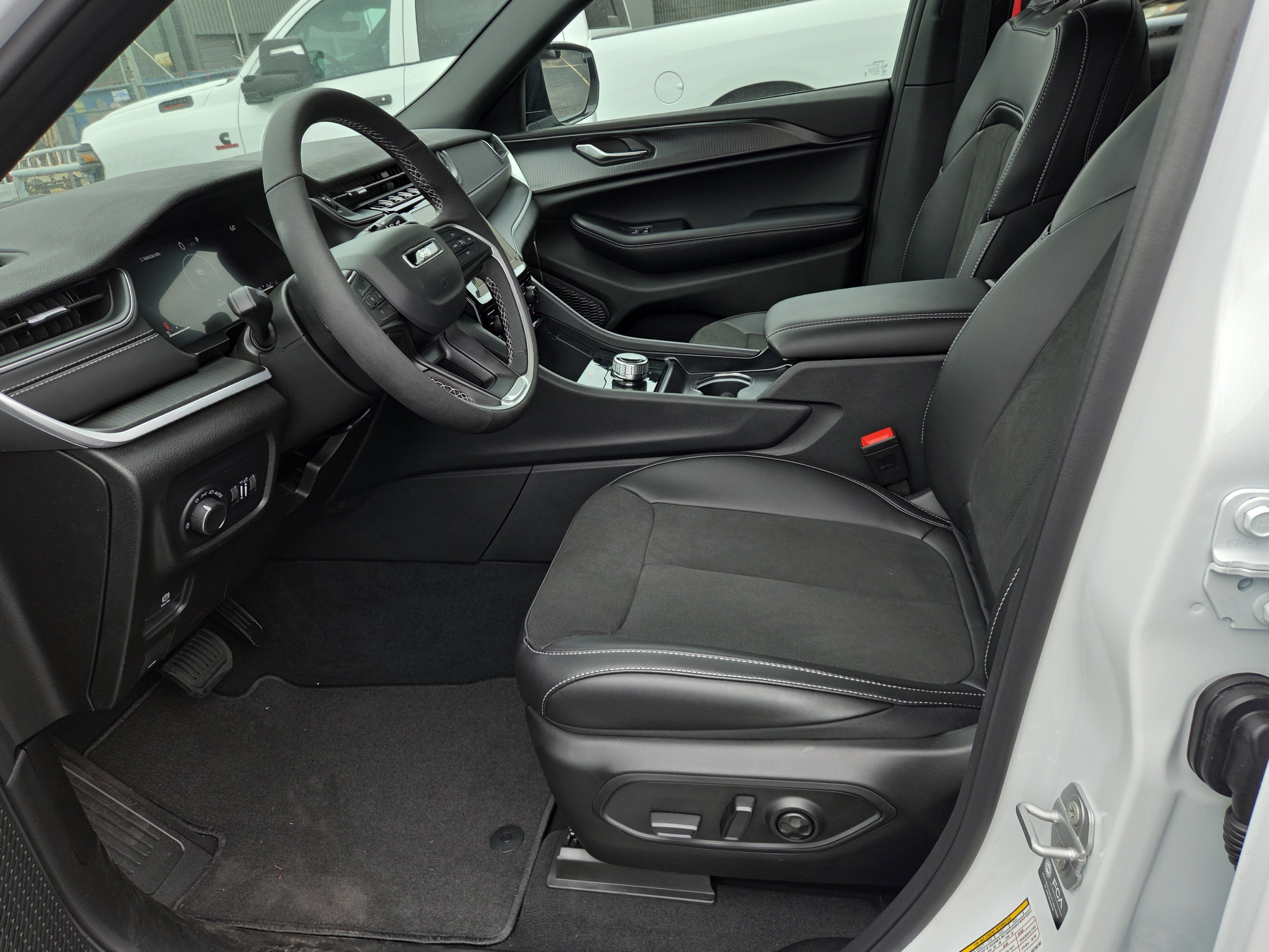 New 2025 Jeep Grand Cherokee L Altitude image 4