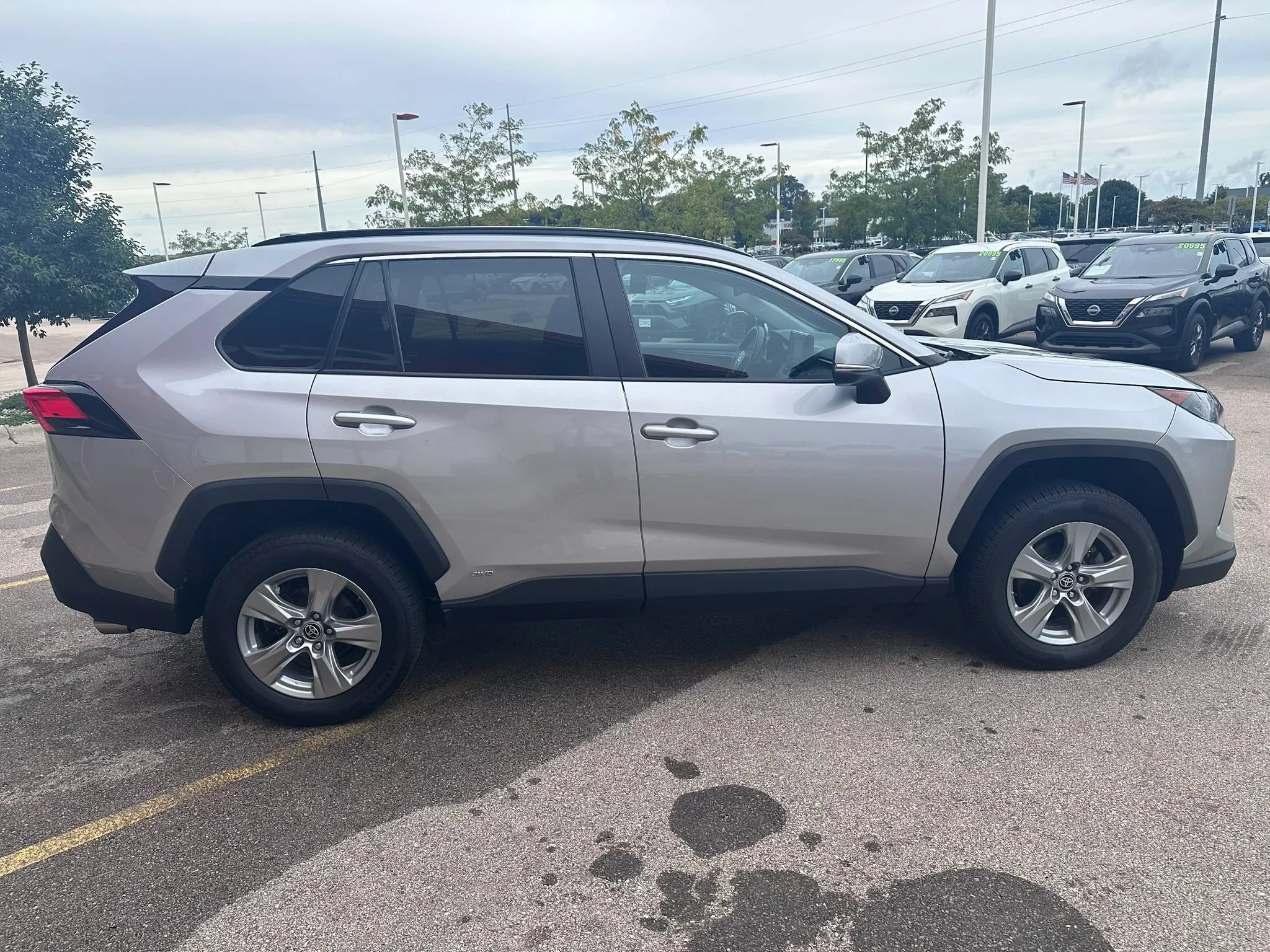 Used 2022 Toyota RAV4 LE AWD/4WD image 4