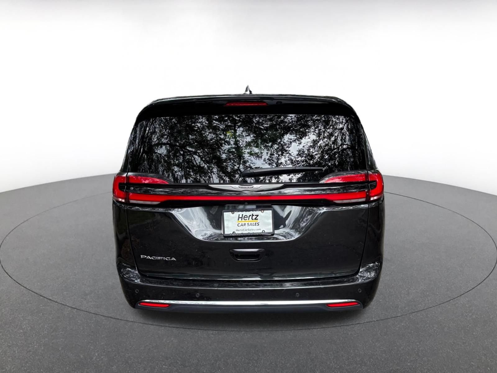 Used 2023 Chrysler Pacifica Touring-L FWD image 9