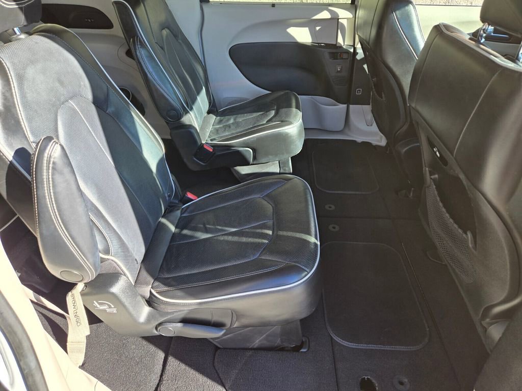 Used 2022 Chrysler Pacifica Limited image 18