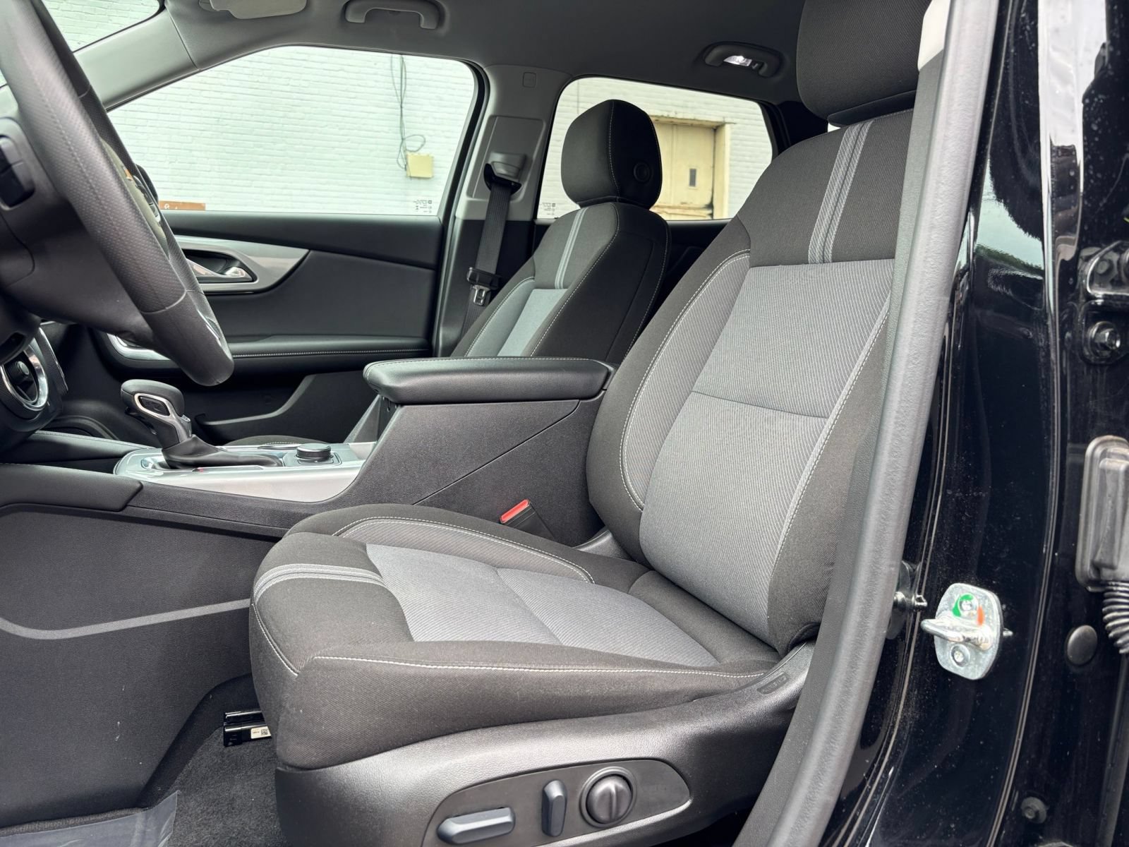 Used 2025 Chevrolet Blazer LT FWD image 27