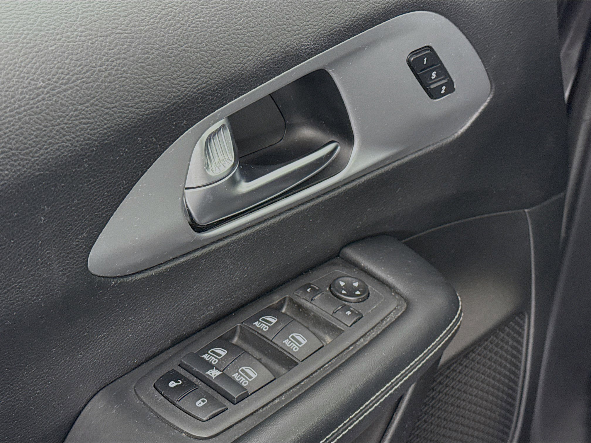 Used 2022 Chrysler Pacifica Touring-L w/ Uconnect Theater Family Group image 18