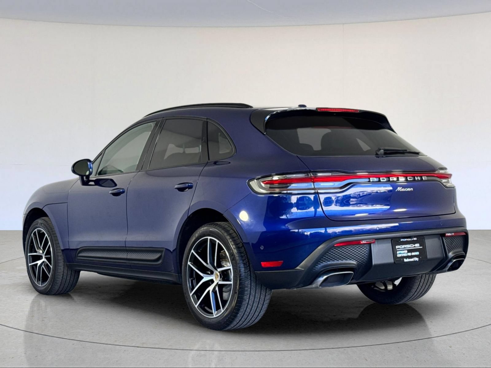 Certified 2022 Porsche Macan AWD/4WD image 3