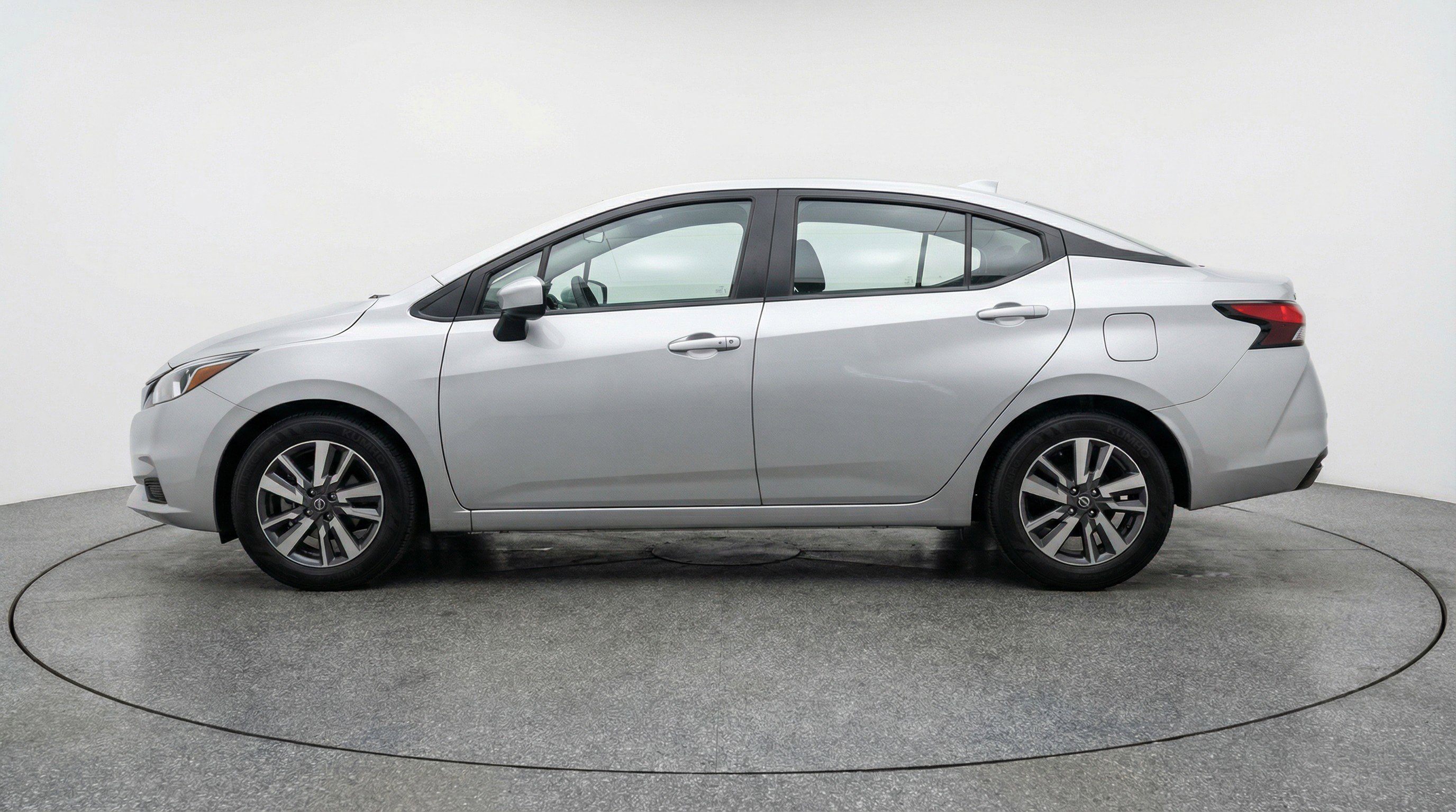 Used 2025 Nissan Versa SV FWD image 5