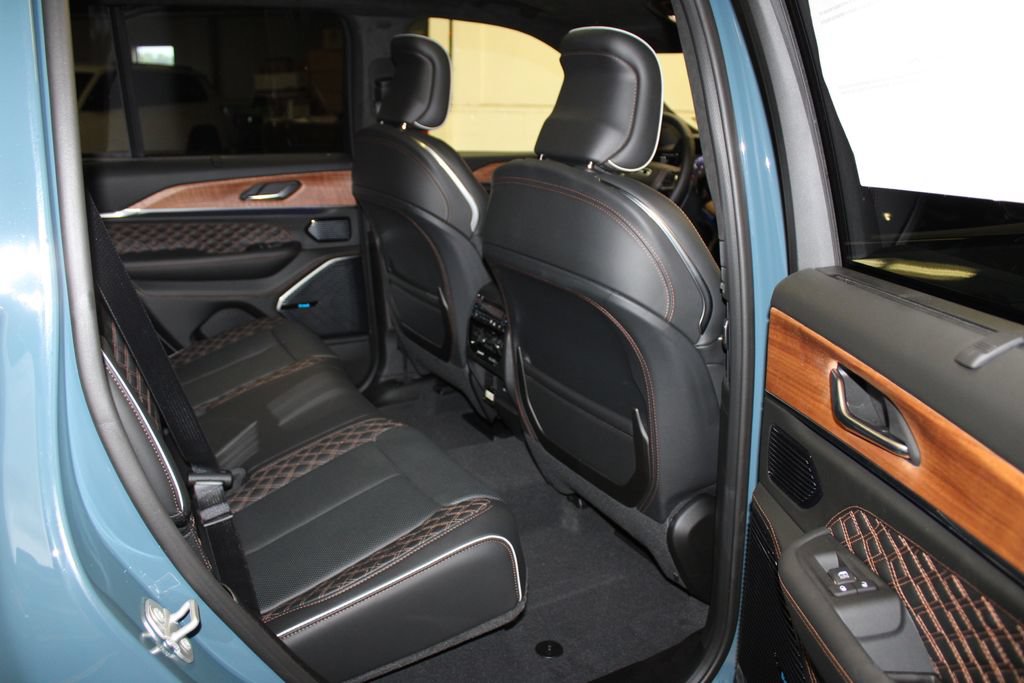 New 2026 Jeep Grand Cherokee Summit w/ MOPAR Finishing Package AWD/4WD image 38