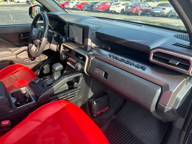 Used 2025 Toyota Tacoma SR5 AWD/4WD image 15