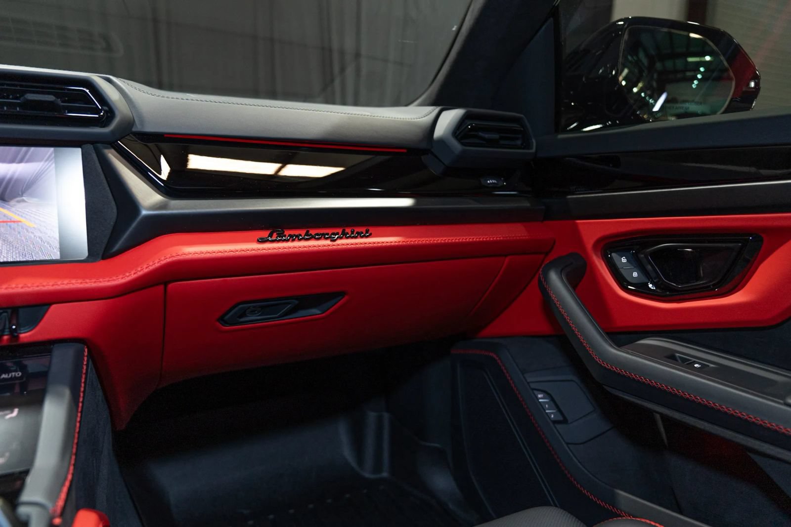 Used 2025 Lamborghini Urus SE AWD/4WD image 24