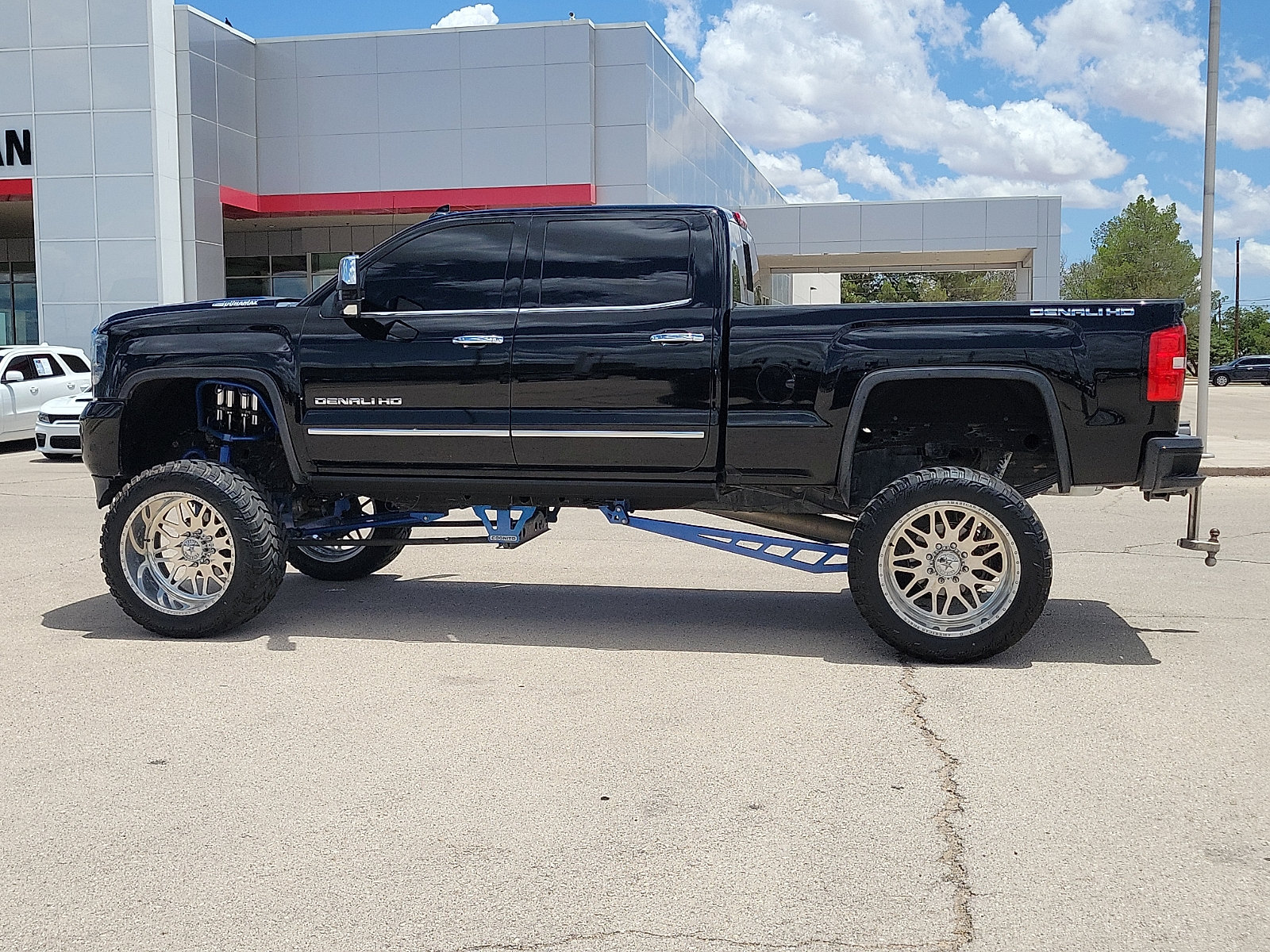 Used 2017 GMC Sierra 2500 Denali w/ Duramax Plus Package AWD/4WD image 2