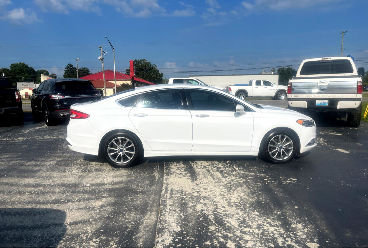 Used 2017 Ford Fusion SE image 2