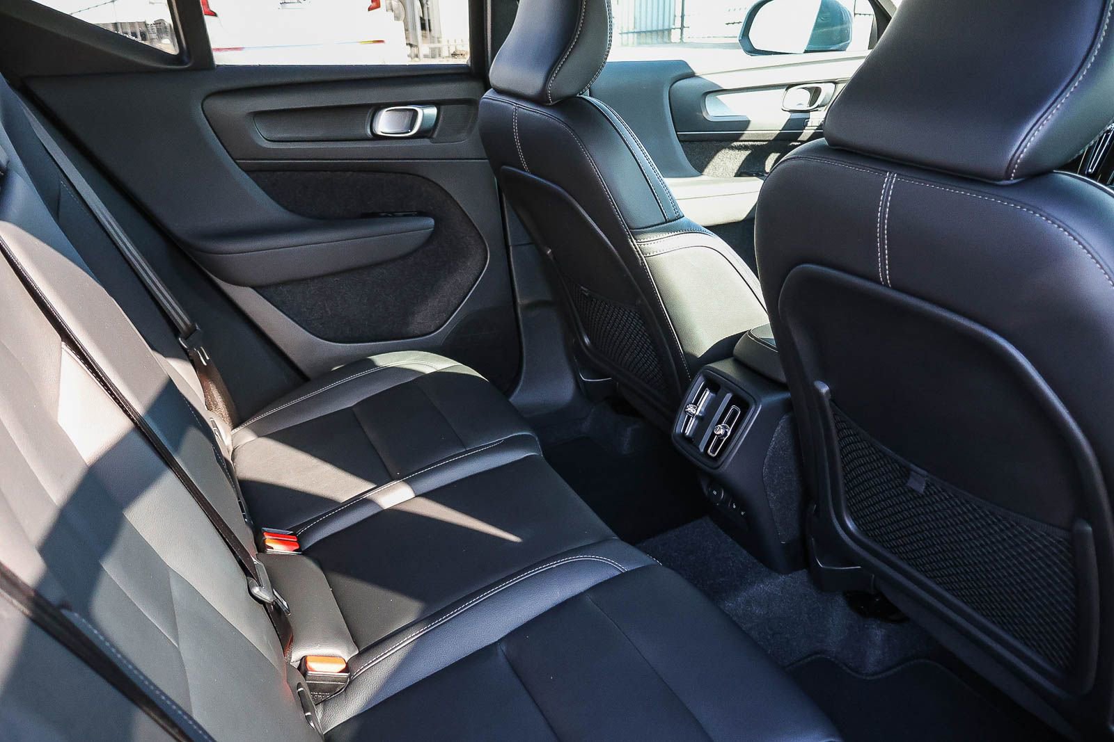 Used 2025 Volvo XC40 B5 Core image 21