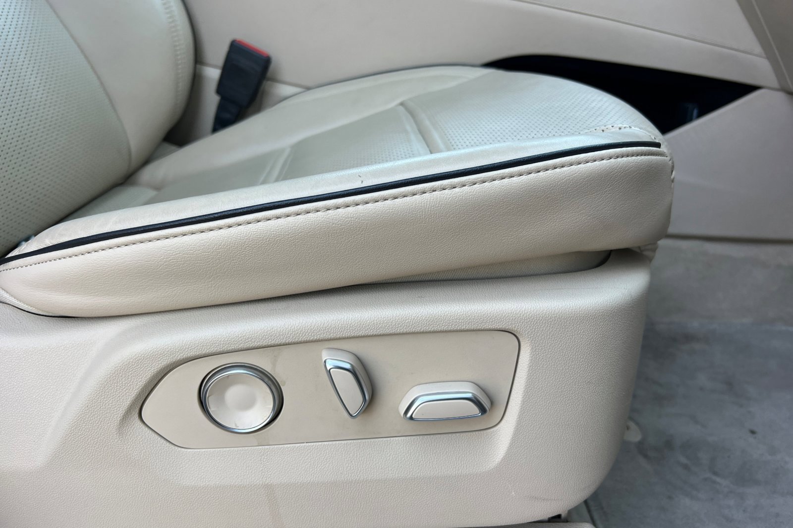 Used 2023 Cadillac Escalade Premium Luxury w/ Performance Package image 23