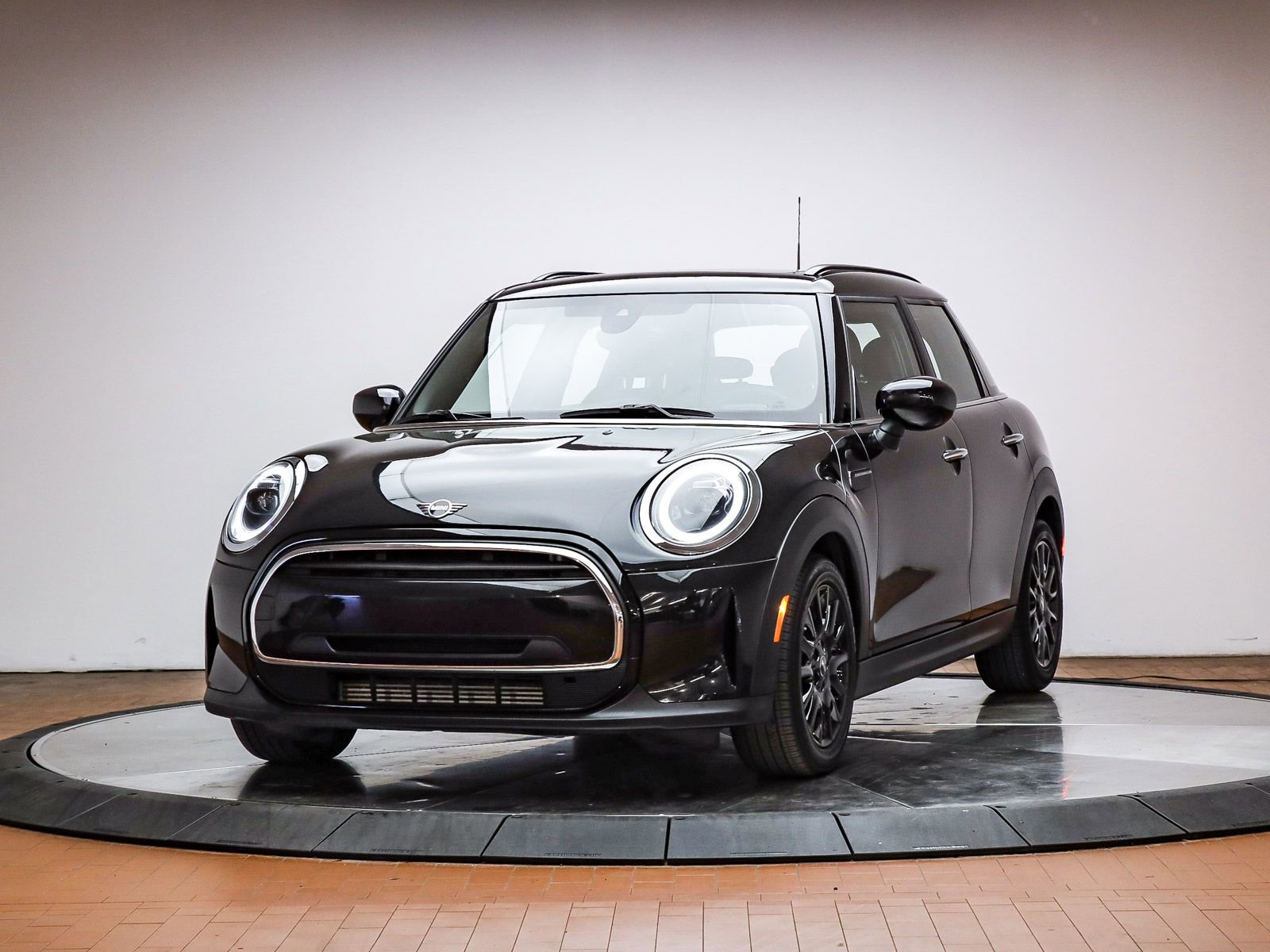 Used 2024 MINI Cooper 4-Door Hardtop w/ Signature Upholstery Package image 1