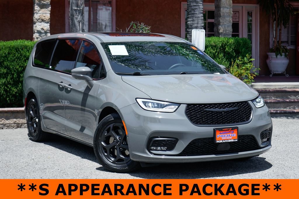Used 2022 Chrysler Pacifica Limited w/ S Appearance Package FWD image 2