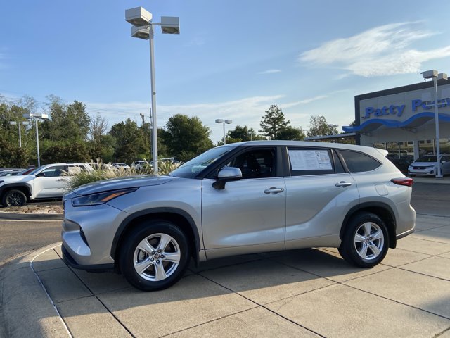 Used 2023 Toyota Highlander LE AWD/4WD image 6