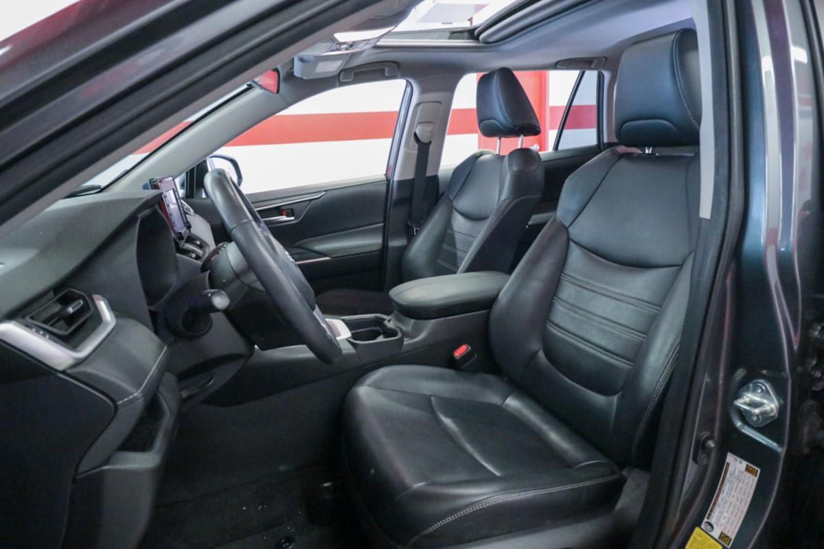 Used 2020 Toyota RAV4 XLE Premium FWD image 10