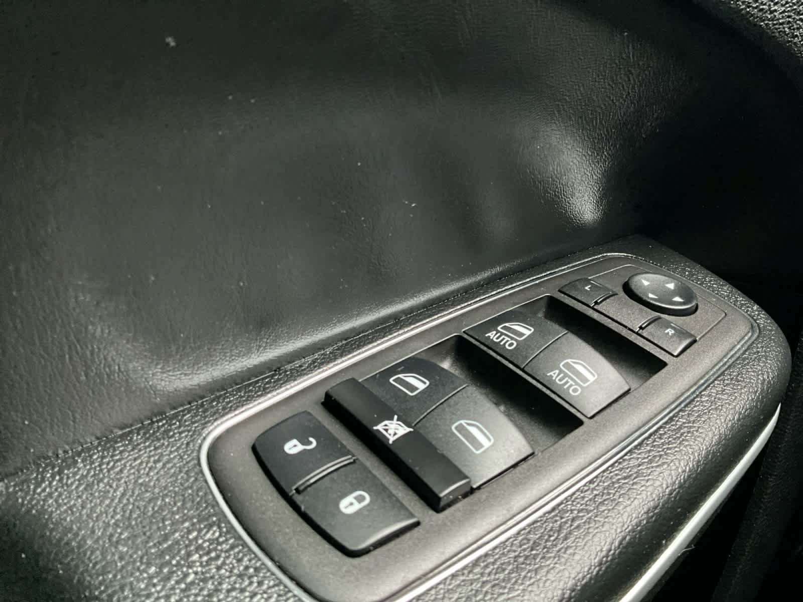 Used 2023 Chrysler 300 Touring w/ Sport Appearance Package RWD image 17