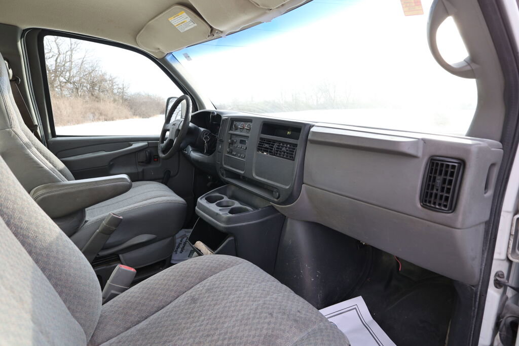 Used 2004 GMC Savana 3500 image 16