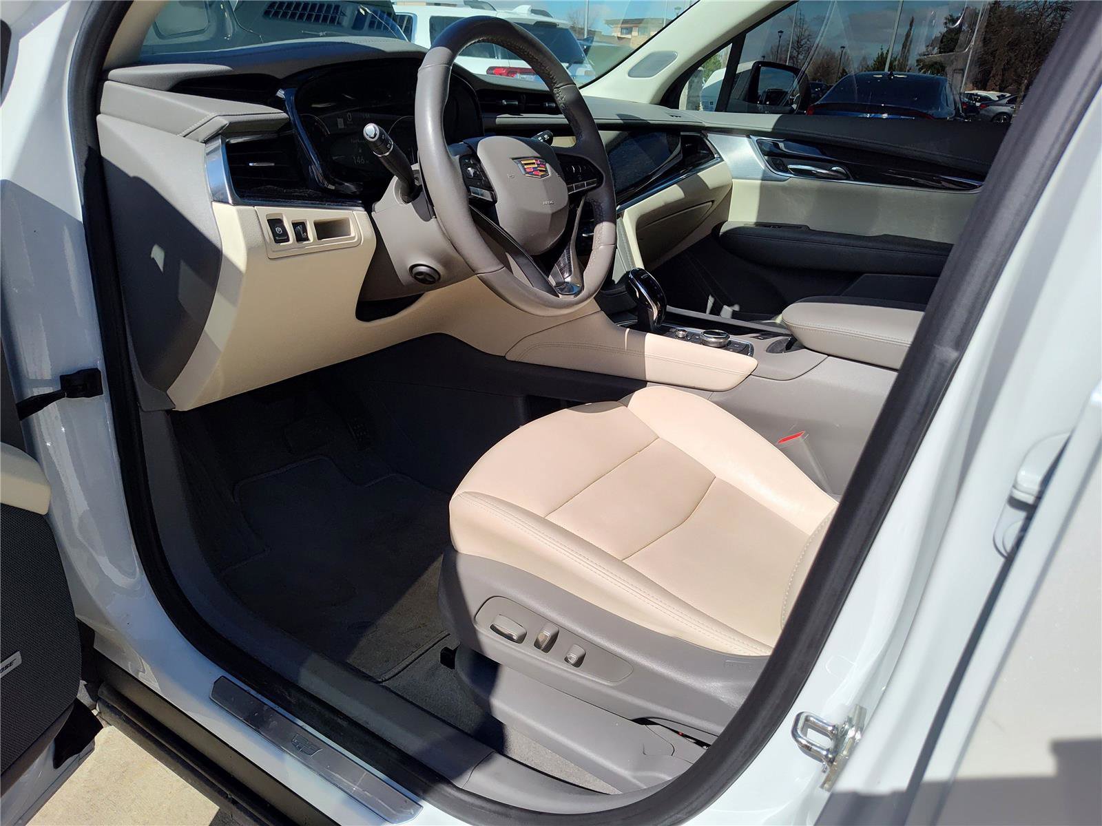 Used 2023 Cadillac XT6 Premium Luxury image 2