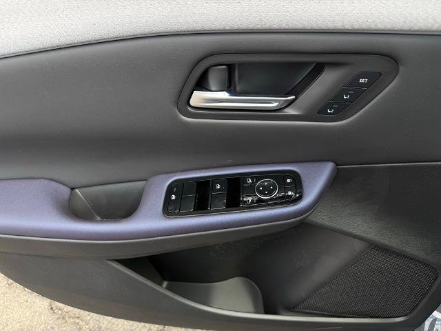 New 2026 Nissan Leaf Platinum+ w/ Cargo Package (Platinum+) FWD image 19