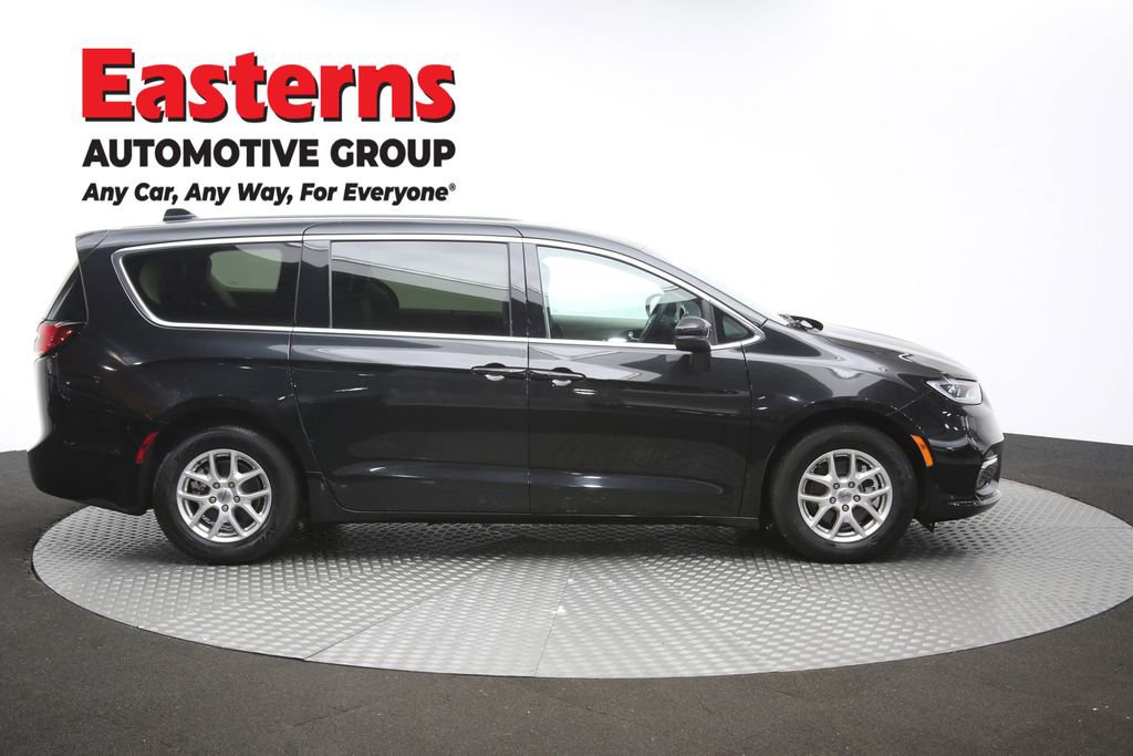 Used 2023 Chrysler Pacifica Touring-L FWD image 45