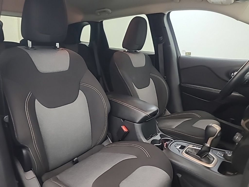 Used 2014 Jeep Cherokee Latitude w/ Comfort/Convenience Group AWD/4WD image 16