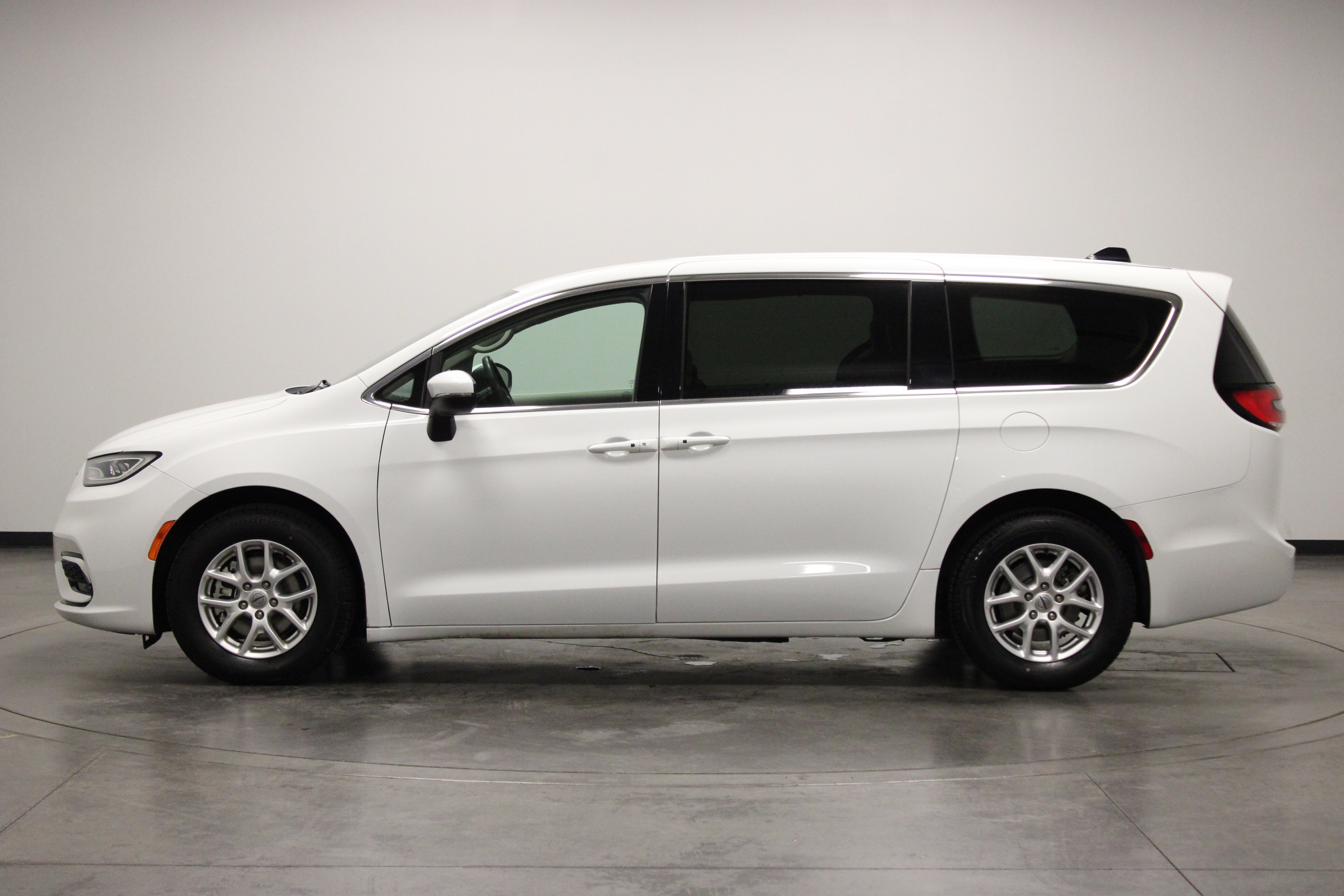 Used 2023 Chrysler Pacifica Touring-L FWD image 5