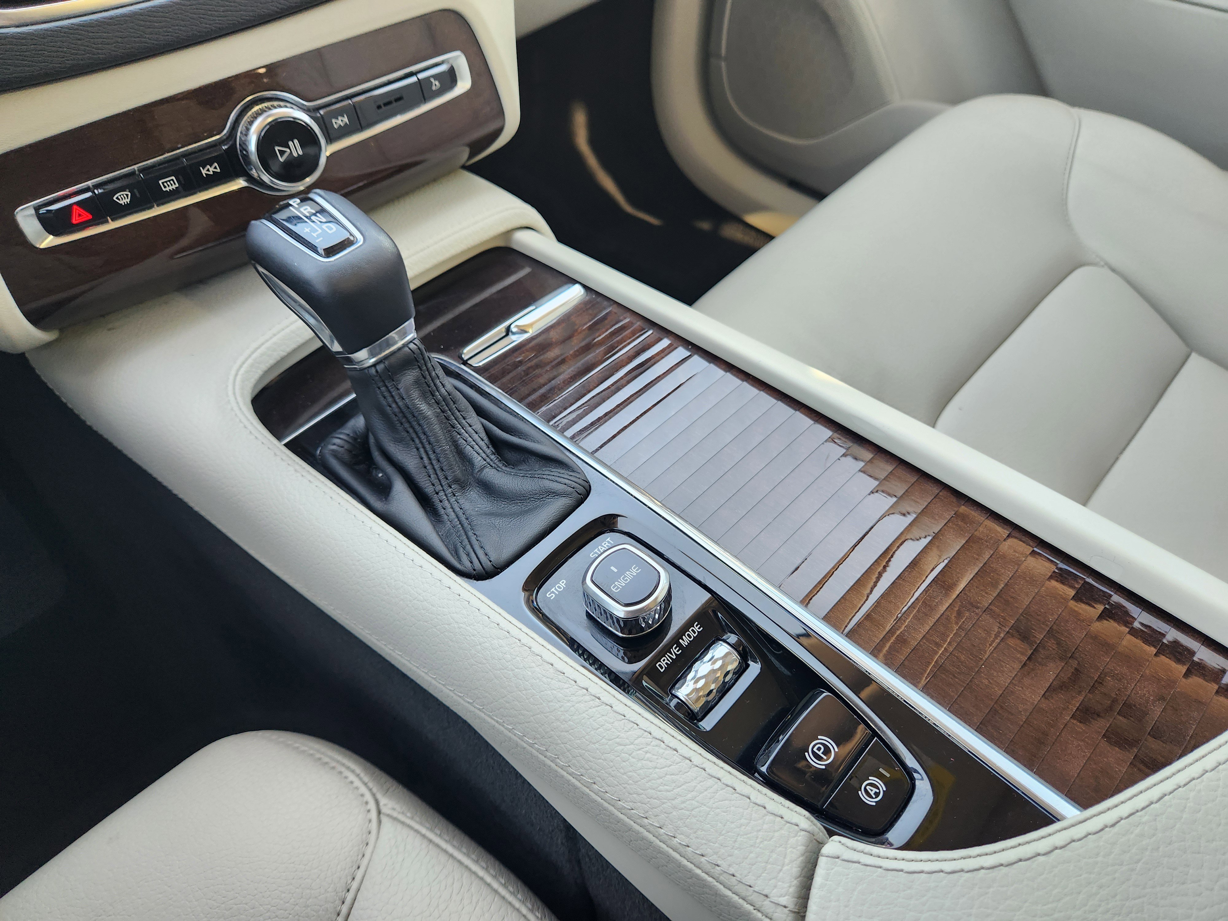 Used 2017 Volvo XC90 T6 Momentum w/ Vision Package image 23