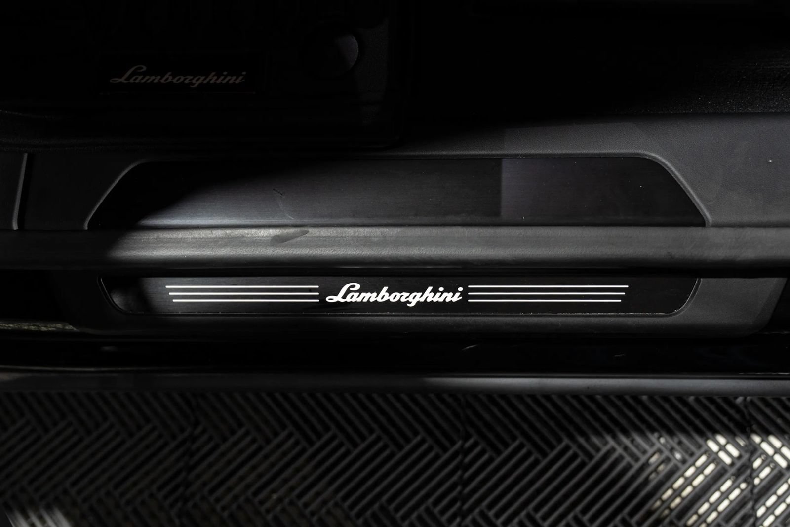 Used 2025 Lamborghini Urus SE AWD/4WD image 14