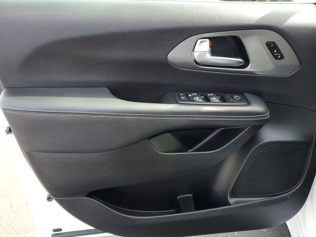 Used 2025 Chrysler Pacifica Select image 24