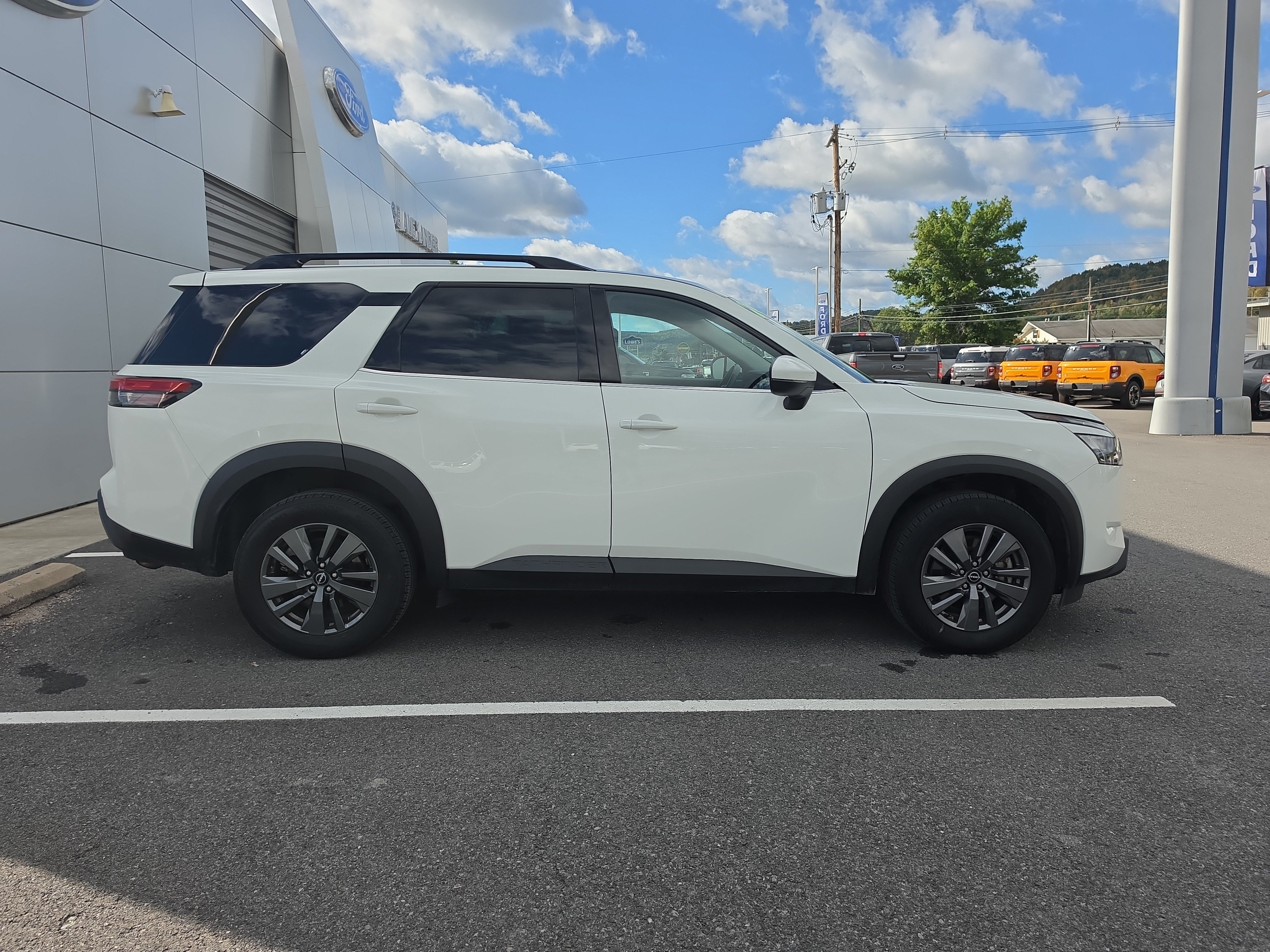 Used 2024 Nissan Pathfinder SV AWD/4WD image 2
