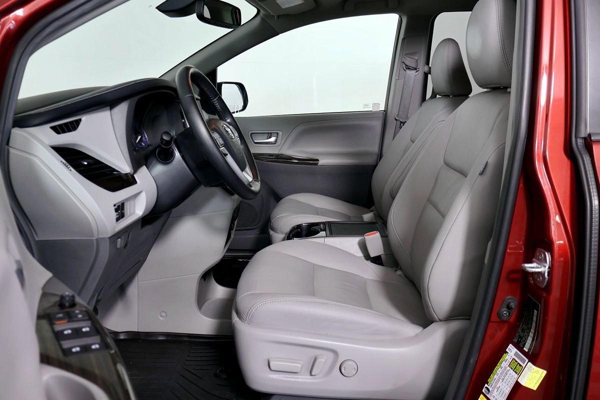Used 2018 Toyota Sienna XLE w/ XLE Navigation Package FWD image 21