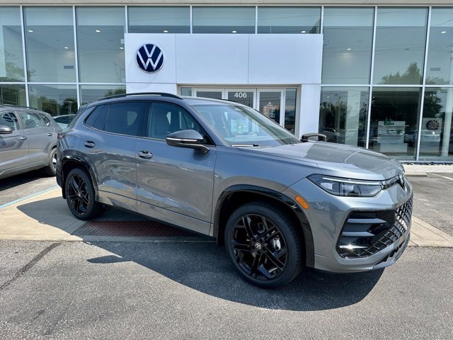 New 2025 Volkswagen Tiguan SE R-Line image 1