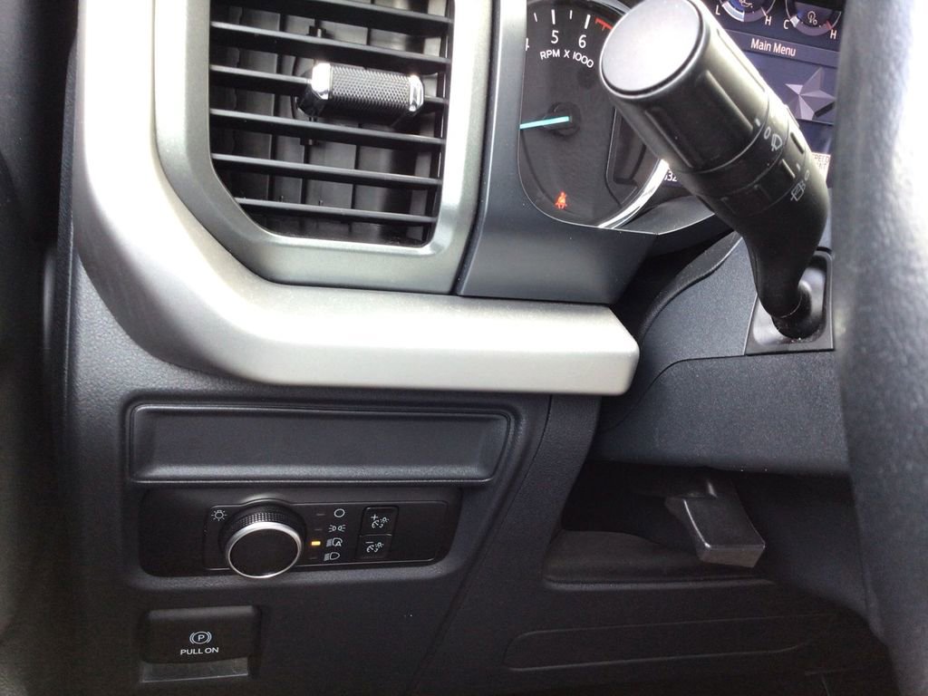 Used 2024 Ford Expedition XLT image 18